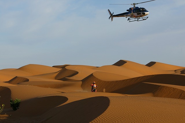 helikoptéra v poušti