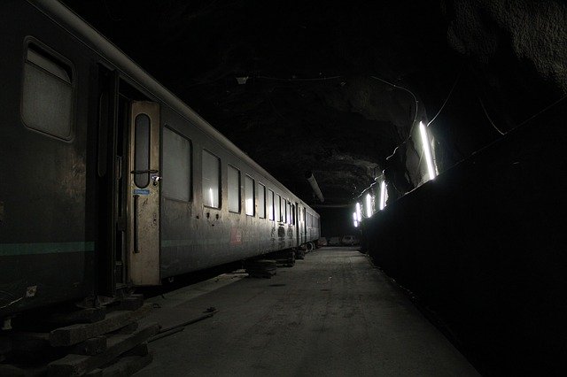 tma v tunelu, starý nepoužívaný vlak.jpg